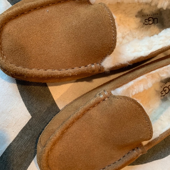 UGG Big Kid Unisex beige Slippers, size 5 - Picture 5 of 6